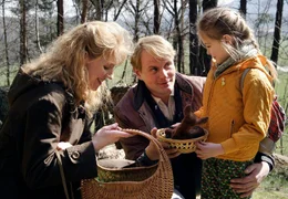 Jan (Devid Striesow) macht Ostern 1985 Urlaub mit seiner Familie - Sabine (Winnie B&ouml;we) und Tochter Kati ( Lea M&uuml;ller).