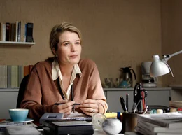 Die Direktorin der Gedenkst&auml;tte (Nina Franoszek) bittet Bettina zum Gespr&auml;ch und er&ouml;ffnet ihr, dass sie f&uuml;r die Gedenkst&auml;tte nicht mehr arbeiten darf.