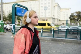 Nach dem Attentat versucht Maxi (Luna Wedler), der Realit&auml;t zu entfliehen. Doch Musik h&ouml;ren und durch Berlin laufen ist auf Dauer keine L&ouml;sung.