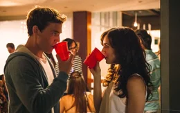 Seit ihrer Kindheit sind Rosie (Lily Collins, r.) und Alex (Sam Claflin, l.) unzertrennlich. Aber immer, wenn sie sich n&auml;her kommen, macht das Leben andere Pl&auml;ne f&uuml;r sie ...