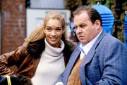Gottfried Engel (Ottfried Fischer) und Tanja (Carol Campbell) sind wieder hinter einer heissen Story her. Gottfried Engel (Ottfried Fischer) und Tanja (Carol Campbell) sind wieder hinter einer heissen Story her.