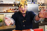 Knackige N&uuml;sse und s&uuml;&szlig;er Honig? Die namensgebenden Zutaten spielen bei Honey Nut Flakes nur eine kleine Rolle. Sebastian Lege zeigt, wie aus Maisk&ouml;rnern knusprige Flakes werden.