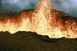 Der Vulkan Santorinis wird auf ein Alter von etwa 650.000 Jahren gesch&auml;tzt. Immer wieder kam es in der Vergangenheit zu Ausbr&uuml;chen und auch in Zukunft ist mit weiteren Eruptionen zu rechnen.