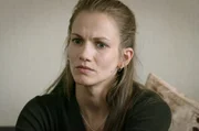 Emma Leprieur (Margot Bancilhon) will Antworten. Emma Leprieur (Margot Bancilhon) will Antworten.
