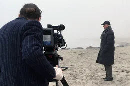 Die Dokumentation zeigt Armin Mueller-Stahls bewegtes Leben zwischen Ost- und Westdeutschland und Hollywood und portr&auml;tiert ihn als Musiker und Maler und vor allem als Mensch.
