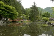 Ab dem 7. Jahrhundert suchten die Yamabushi-Mönche in den japanischen Bergen nach Erleuchtung. Heute sind die Berge für die meisten Japaner ein Ort der sportlichen Selbstübertreffung. Ab dem 7. Jahrhundert suchten die Yamabushi-Mönche in den japanischen Bergen nach Erleuchtung. Heute sind die Berge für die meisten Japaner ein Ort der sportlichen Selbstübertreffung.