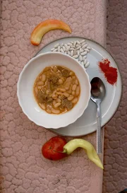 Das Bohnengericht Gravče ist für die Roma eine Suppe und für manche Mazedonier eine Art Auflauf. Das Bohnengericht Gravče ist für die Roma eine Suppe und für manche Mazedonier eine Art Auflauf.
