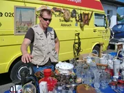 Trödeltrupp-Profi Otto (Foto) auf dem Flohmarkt Trödeltrupp-Profi Otto (Foto) auf dem Flohmarkt