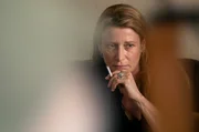 Laurence Leprieur (Astrid Whettnall) ist am Boden zerstört, nachdem sie die Nachricht der Polizei erhält. Laurence Leprieur (Astrid Whettnall) ist am Boden zerstört, nachdem sie die Nachricht der Polizei erhält.