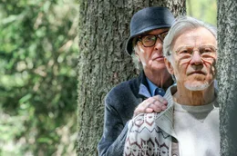 Fred Ballinger (Michael Caine) und sein Freund Mick Boyle (Harvey Keitel) im Wald.