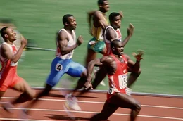 Bei den Olympischen Spielen 1988 in Seoul gewann Ben Johnson das mit gro&szlig;er Spannung erwartete Duell &uuml;ber 100 Meter mit der Weltrekordzeit von 9,79 Sekunden vor seinem gro&szlig;en Widersacher Carl Lewis.