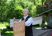 Alfons (Sepp Schauer) versucht, die anfallende Arbeit in der Pension so gut es geht ohne Hildegard zu erledigen. Alfons (Sepp Schauer) versucht, die anfallende Arbeit in der Pension so gut es geht ohne Hildegard zu erledigen.