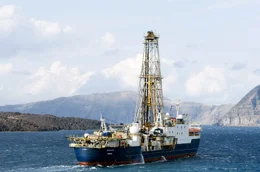 Die &bdquo;JOIDES Resolution&ldquo; ist ein ehemaliges &Ouml;lbohrschiff, das zu einer schwimmenden internationalen Forschungsstation umger&uuml;stet wurde. Hat das Schiff seinen Zielort erreicht, wird tagelang in den Meeresboden gebohrt.