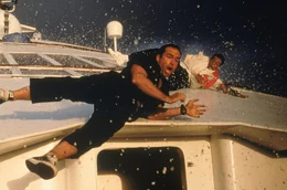 Das Schiff steuert auf Kollisionskurs auf die Insel St. Martin zu und viele Menschen sind dadurch in gro&szlig;er Gefahr. Undercover-Cop Alex Shaw (Jason Patric) setzt alles daran, diese Katastrophe zu verhindern ...