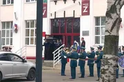 Neue Normalität in Russland: Eine Soldaten-Bestattung mit kleinem Orchester direkt neben einer Grundschule. Neue Normalität in Russland: Eine Soldaten-Bestattung mit kleinem Orchester direkt neben einer Grundschule.