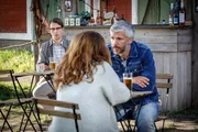 Alexander (Nicolai Cleve Broch, re.) und Nora (Alexandra Rapaport, Mi.) genie&szlig;en ihre gemeinsame Zeit. Doch sie sind nicht unbeobachtet. Max (Mattias Malmros, li.) belauscht ihr Gespr&auml;ch und folgt ihnen auf Schritt und Tritt ...