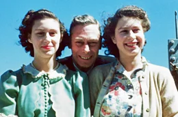 Prinzessin Margaret (li.) und Prinzessin Elizabeth (re.) mit ihrem Vater K&ouml;nig George VI. im Jahr 1947
