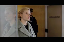 Um wieder ein normales Leben f&uuml;hren zu k&ouml;nnen, muss bei Maxi (Luna Wedler) schleunigst eine Ver&auml;nderung her. Die Polizei kann ihr dabei allerdings nicht helfen.