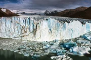 Der Perito-Moreno-Gletscher am Lago Argentino: An der Abbruchkante ragen die Eismassen 80 Meter in die Höhe. Der Perito-Moreno-Gletscher am Lago Argentino: An der Abbruchkante ragen die Eismassen 80 Meter in die Höhe.