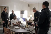 Was weiß Leutnant Burke (Titus Makin Jr., 3.v.l.) über den Mord an einem Marineoffizier? McGee (Sean Murray, l.), Bishop (Emily Wickersham, 2.v.l.), Gibbs (Mark Harmon, 2.v.r.) und DiNozzo (Michael Weatherly, r.) nehmen ihn unter die Lupe ... Was weiß Leutnant Burke (Titus Makin Jr., 3.v.l.) über den Mord an einem Marineoffizier? McGee (Sean Murray, l.), Bishop (Emily Wickersham, 2.v.l.), Gibbs (Mark Harmon, 2.v.r.) und DiNozzo (Michael Weatherly, r.) nehmen ihn unter die Lupe ...