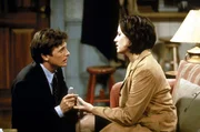 Michael (Michael J. Fox, l.) tr&ouml;stet seine Freundin Laurie (Paula Marshall, r.).