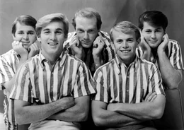 Die Beach Boys um 1964: Carl Wilson, Dennis Wilson, Mike Love, Al Jardine und Brian Wilson (v.l.)