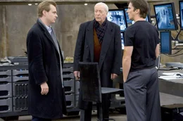 Am Filmset des US-amerikanisch-britischen Action-Dramas &bdquo;The Dark Knight&ldquo; bespricht sich Regisseur Christopher Nolan (li). mit seinem Gl&uuml;cksbringer Michael Caine (Mi.) und Schauspieler Christian Bale (re.).