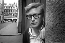 Im London der 1960er Jahre macht der junge Michael Caine die Brille im Film zum Mode-Accessoire.