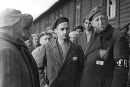Konzentrationslager Buchenwald, M&auml;rz 1945: Bochow (Gerry Wolff, Mi.) und Kr&auml;mer (Erwin Geschonneck, re.) beraten die Lage.