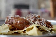 Dieses Kaninchenragout wird mit Kaninchenfleisch, Gewürzen, Knoblauch, Zwiebeln, Paprika, Würstchen, Hühnerbrühe und Tomatenmark zubereitet. Dieses Kaninchenragout wird mit Kaninchenfleisch, Gewürzen, Knoblauch, Zwiebeln, Paprika, Würstchen, Hühnerbrühe und Tomatenmark zubereitet.