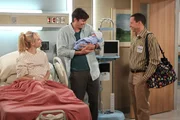 Noch ahnen Walden (Ashton Kutcher, M.) und Alan (Jon Cryer, r.), dass Kathy (Alessandra Torresani, l.) ihr Kind doch selbst behalten möchte ... Noch ahnen Walden (Ashton Kutcher, M.) und Alan (Jon Cryer, r.), dass Kathy (Alessandra Torresani, l.) ihr Kind doch selbst behalten möchte ...