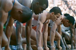 Tom Hayes (2.v.l.) beim Finale der Olympischen Spiele 1964 in Tokio: Der Sprinter feiert hier seinen gr&ouml;&szlig;ten Erfolg.