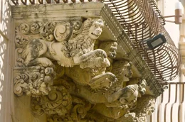 Balkon mit sizilianischen Grotesken am Palazzo Nicolaci