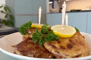 Um Cordon Bleu zu Hause zuzubereiten, werden die Schweineschnitzel der Länge nach aufgeschnitten und mit Schinken und Raclette-Käse gefüllt. Anschließend werden die gefüllten Schnitzel paniert und goldbraun gebraten. Um Cordon Bleu zu Hause zuzubereiten, werden die Schweineschnitzel der Länge nach aufgeschnitten und mit Schinken und Raclette-Käse gefüllt. Anschließend werden die gefüllten Schnitzel paniert und goldbraun gebraten.