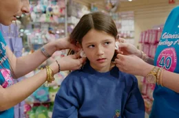 Auszug aus &bdquo;Die Abs&auml;tze meiner Mutter&ldquo; von Lili Cazals (Frankreich 2024): Der zehnj&auml;hrige Jos&eacute; soll seine Mutter beim Shoppen begleiten: eine Premiere!