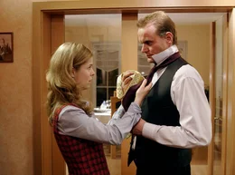 Kati (Luise Helm) mit ihrem Vater Jan (Devid Striesow) in der Stadtvilla.
