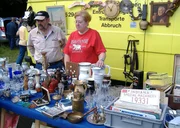 Mandy (59) und seine Frau Elsy (56) versuchen auf dem Flohmarkt etwas Geld für ihren Trödel zu bekommen. Schließlich soll davon eine Reise in die USA finanziert werden. Mandy (59) und seine Frau Elsy (56) versuchen auf dem Flohmarkt etwas Geld für ihren Trödel zu bekommen. Schließlich soll davon eine Reise in die USA finanziert werden.