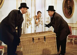 Die sch&ouml;ne Ilona (Gerlinde Locker) und zwei kaiserliche Beamte.