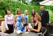 Um Natascha (Melanie Wiegmann, 2.v.r.) wieder aufzumuntern, lädt Marlene (Lucy Scherer, 2.v.l.) Fans (Komparsen) ein. Um Natascha (Melanie Wiegmann, 2.v.r.) wieder aufzumuntern, lädt Marlene (Lucy Scherer, 2.v.l.) Fans (Komparsen) ein.