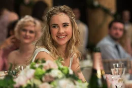 W&auml;hrend Bethany (Suki Waterhouse) an ihrer Hochzeit mit Alex den sch&ouml;nsten Tag ihres Lebens hat, ist es f&uuml;r Rosie eher ein absoluter Alptraum ...