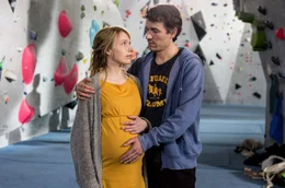 Auf einem Kindergeburtstag nutzen Dina (Anna Br&uuml;ggemann) und Michael (Alexander Khuon) eine ruhige Minute, um &uuml;ber die Zukunft ihrer Beziehung zu sprechen.