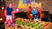 Singa und das SingDing sind voll im Fußballfieber: Wer wohl den Pokal gewinnt? Für Tobi Polar ist es auf jeden Fall "Die 11" – denn die hält immer zusammen! Singa und das SingDing sind voll im Fußballfieber: Wer wohl den Pokal gewinnt? Für Tobi Polar ist es auf jeden Fall "Die 11" – denn die hält immer zusammen!