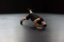 Eine Choreographie voller Kontraste: Energievolle Bewegungen gepaart mit Momenten der Ruhe sorgen f&uuml;r ein spannungsreiches Tanzerlebnis.