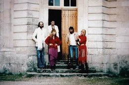 Fleetwood Mac im Ch&acirc;teau d'H&eacute;rouville 1981: Das Schloss beherbergte ein Tonstudio, das von Gr&ouml;&szlig;en der Musikgeschichte wie Elton John, den Bees Gees und Pink Floyd, genutzt wurde.