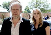 ARD DER WINZERK&divide;NIG III. Staffel, 13 neue Folgen, Folge 29 "Die Reise" am Montag (26.07.10) um 20.15 Uhr im Ersten. Thomas Stickler (Harald Krassnitzer, l.) kann seine Langzeitgeliebte Claudia Plattner (Susanne Michel, r.) &cedil;berzeugen, sich endlich einmal ein paar freie Tage f&cedil;r einen Kurzurlaub zu g&circ;nnen. Weit kommen sie jedoch nicht. &copy; ARD/ORF/Petro Domenigg - Verwendung gem&permil;ﬂ der AGB im engen inhaltlichen, redaktionellen Zusammenhang mit genannter ARD/ORF-Sendung im Ersten bei Nennung: "Bild: ARD/ORF/Petro Domenigg " (S1). ARD Programmdirektion/Bildredaktion, Tel. 089/5900 3534, Fax 089/550 1259, E-Mail: bildredaktion@DasErste.de.