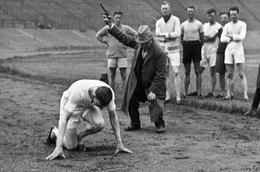 Coach Sam Moussabini (Mi.) hat im Jahr 1924 nur ein Ziel: Er will Harold Abrahams (li.) zum schnellsten Mann der Welt machen.