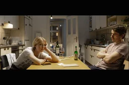 Das Paar Dina (Anna Br&uuml;ggemann) und Michael (Alexander Khuon) gr&uuml;belt, wie es mit Dinas Schauspielkarriere weitergeht &ndash; und ob sie lieber eine K&uuml;che aus Holz oder aus Schiefer nehmen sollen.