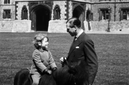 Prinzessin Elizabeth mit ihrem Onkel Prinz George, dem Herzog von Kent, auf Windsor Castle