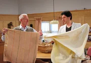 Alfons (Sepp Schauer, l.) und Alexander (Gregory B. Waldis, r.) geben sich gr&ouml;&szlig;te M&uuml;he, die Arbeiten in der Pension zu meistern.