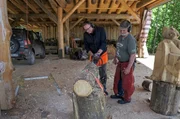Moderator Axel Bulthaupt versucht sich an der Kettensäge von Andreas Martin, dessen Spezialität es ist Wildschweine mit selbiger zu schnitzen, was ihm den Namen „Sauensäger" eingebracht hat und einen Weltmeistertitel. Moderator Axel Bulthaupt versucht sich an der Kettensäge von Andreas Martin, dessen Spezialität es ist Wildschweine mit selbiger zu schnitzen, was ihm den Namen „Sauensäger" eingebracht hat und einen Weltmeistertitel.